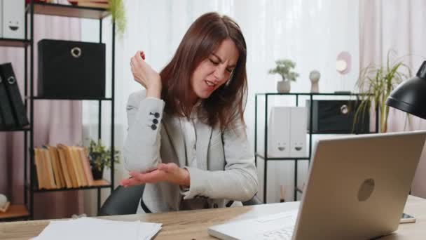 疲惫的白人女商人带着笔记本电脑坐在家里的写字台前 手肘关节疼痛 手部按摩疼痛 关节炎 正畸和毛囊炎概念 — 图库视频影像
