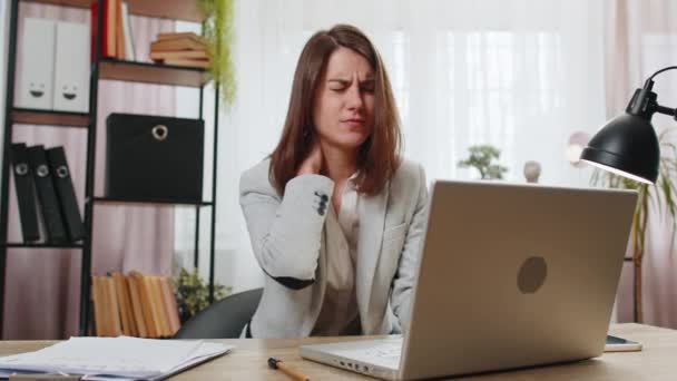 Kafkasyalı Genç Kadını Işyerinde Dizüstü Bilgisayarla Çalışırken Omurga Kası Ağrısından — Stok video