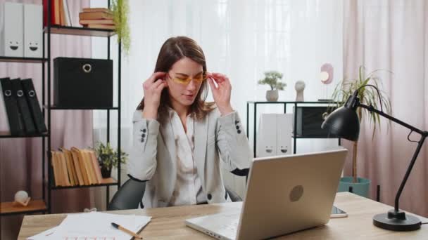 Szczęśliwa Rozradowana Biała Bizneswoman Pracująca Laptopie Biurze Zakładająca Słuchawki Słuchające — Wideo stockowe