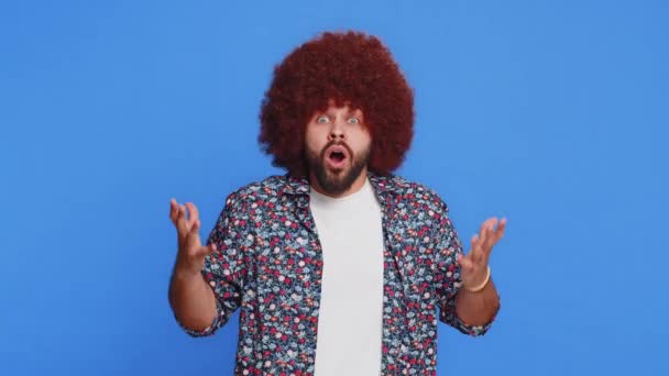 Θεέ Μου Ουάου Ενθουσιασμένος Έκπληκτος Νικητής Άνθρωπος Afro Περούκα Hairstyle — Αρχείο Βίντεο