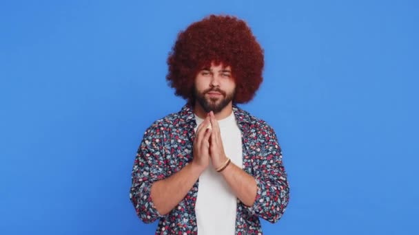 Heimtückischer Junger Mann Mit Afro Frisur Perücke Mit Trickreichem Gesicht — Stockvideo
