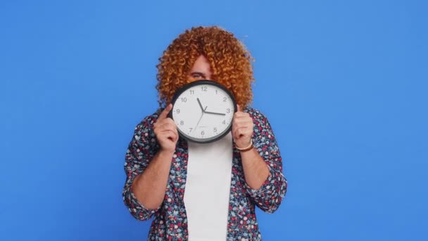 Serious Strict Man Curly Hairstyle Wig Holding Office Clock Hiding — Stock Video