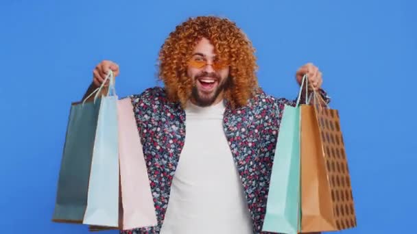 Hombre Caucásico Feliz Mostrando Bolsas Compras Descuentos Publicitarios Sonriendo Mirando — Vídeos de Stock
