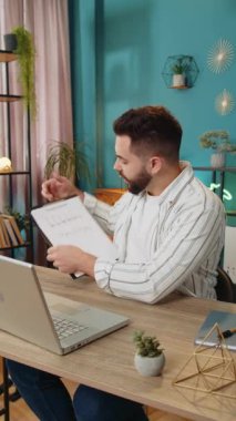 Gergin sinirli yönetici ev ofisteki bilgisayarla tartışıyor duygusal iş adamı agresif bir şekilde bilgisayar görüntülü konuşma yapıyor. Webinar sırasında astlarını azarlayan stresli serbest çalışan. Dikey