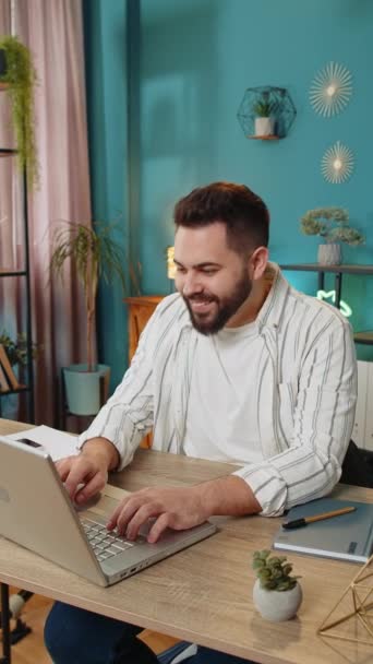 Happy Caucasian Zakenman Werkt Aan Laptop Netbook Geschokt Door Plotselinge — Stockvideo