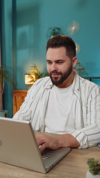 Glad Kaukasisk Man Stänger Laptop Efter Avslutat Arbete Frilansare Som — Stockvideo