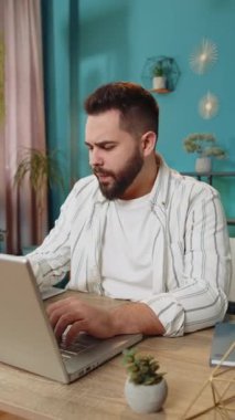 Ne diyecegimi bilmiyorum. Kafası karışmış genç beyaz bir adam belirsiz bir soru hakkında utanmış, kuşkuları var, hiçbir fikri yok, bilgisiz ve kararsız. Ofisteki masa başı işyerindeki adam. Dikey