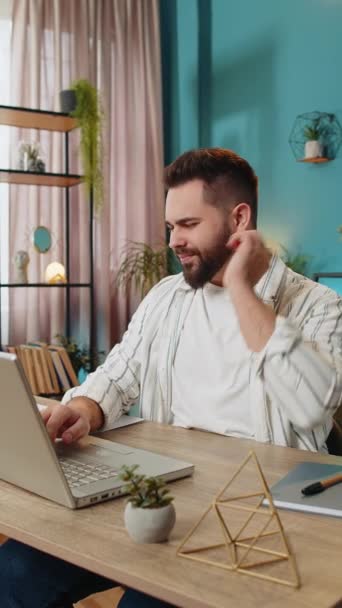 Müder Kaukasischer Geschäftsmann Leidet Nackenschmerzen Heimischen Büroarbeitsplatz Laptop Netbook Arbeitet — Stockvideo