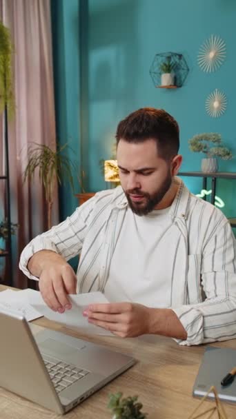 Verbazingwekkende Freelancer Man Die Enveloppe Opent Slecht Nieuws Leest Brief — Stockvideo