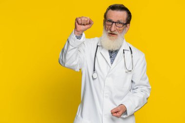 Kim var orada? Tık-tık. Heyecanlı kıdemli doktor kardiyolog kapıyı çalıp evde kimin bilgisiz olduğunu soruyor. Merhaba, hoş geldiniz. Sarı arka planda eczacı yaşlı büyükbaba