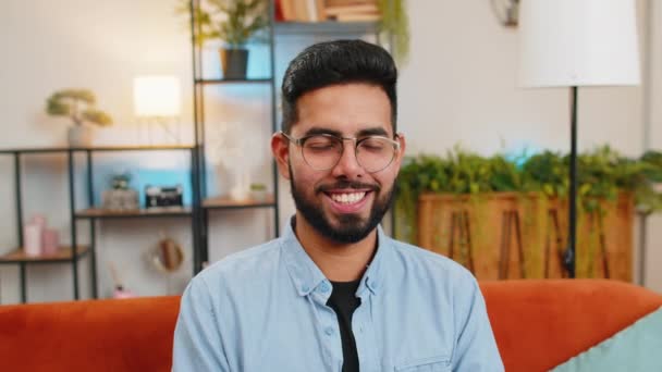 Retrato Hombre Árabe Feliz Sentado Sofá Naranja Mirando Cámara Sonriendo — Vídeos de Stock