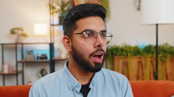 Şok Olmuş Gözlüklü Hintli Adamın Portresi Evdeki Oturma Odasında Ağzın — Stok video