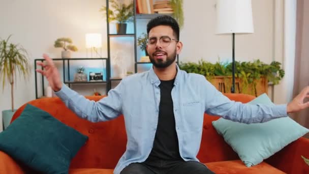Energetische Jonge Spaanse Man Die Zingt Danst Met Handen Zittend — Stockvideo