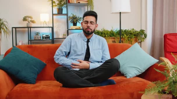 ソファーに横たわるインドの若者は 突然強い腹部胃痛 胃炎の問題を感じます アラビア人男性は 自宅の部屋で下痢性潰瘍膵炎を中毒する症状を有する — ストック動画