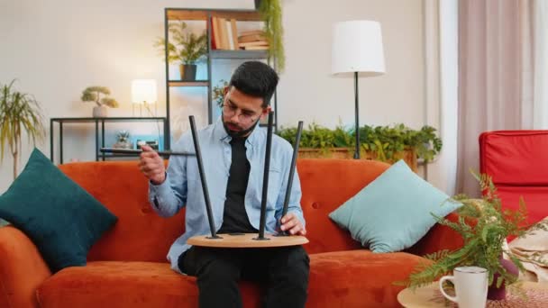 ハッピーインディアンは家具の組み立てを終えました 成功したテーブルデスク収集 アラビアの若者は 新しいアパートに引っ越してきた 家具店の広告 モーゲージ — ストック動画