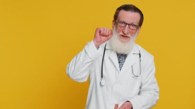 Kim var orada? Tık-tık. Heyecanlı kıdemli doktor kardiyolog kapıyı çalıp evde kimin bilgisiz olduğunu soruyor. Merhaba, hoş geldiniz. Sarı arka planda eczacı yaşlı büyükbaba