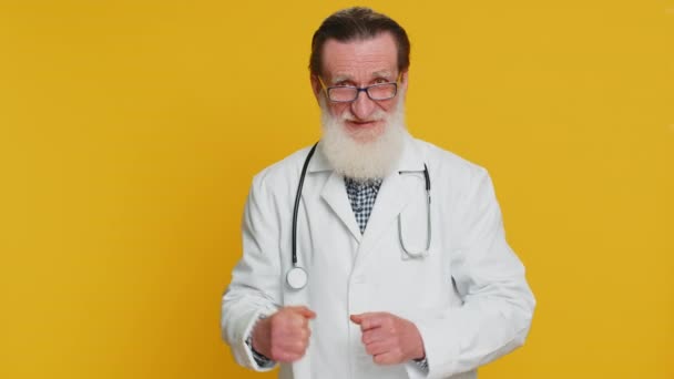 Senior Arts Cardioloog Oude Man Viert Succes Overwinning Winnen Prestatie — Stockvideo