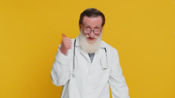 Cómo Senior Anciano Médico Cardiólogo Hombre Levanta Los Pulgares Hacia — Vídeos de Stock