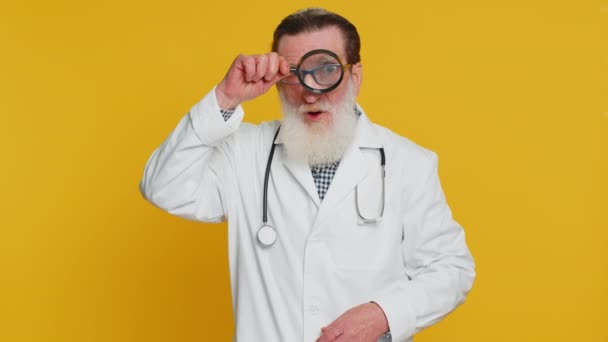 Vyšetřovatel Vědec Starší Lékař Kardiolog Muž Drží Lupu Blízko Obličeje — Stock video