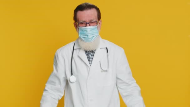 Feliz Médico Cardiólogo Sénior Quitándose Máscara Protección Médica Tratamiento Gripe — Vídeos de Stock