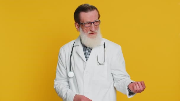 Haut Parleur Médecin Cardiologue Homme Recevant Pot Vin Patient Prenant — Video