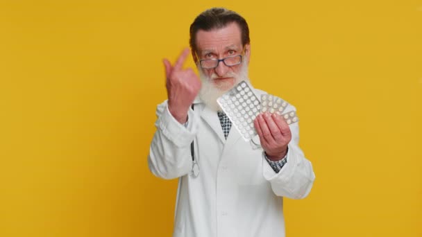 Senior Arts Cardioloog Man Toont Veel Tablet Pillen Blaren Beveelt — Stockvideo