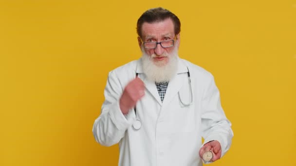 Médico Cardiologista Sênior Homem Com Ansiedade Verificando Tempo Relógio Bolso — Vídeo de Stock