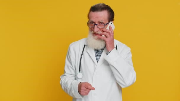 Nezaujatý Starší Lékař Kardiolog Který Otravoval Nudné Řeči Smartphonu Unavený — Stock video