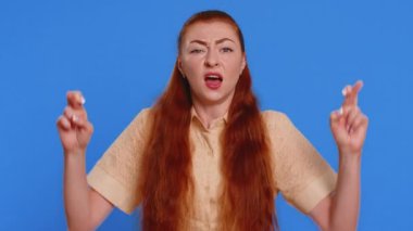 Üzgün kadın umutsuzluk yalnızlık, sinir krizi, mağlubiyet piyango sonuçlarına şaşırmak, kötü talih, şanssız haber. Stüdyo mavi arka planda kızıl saçlı yetişkin bir kız.