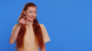 Bizi arayın, bu da iletişim numarası. Güzel kızıl saçlı kadın kameraya bakıp, 