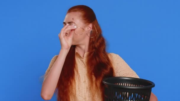 Pelirroja Atractiva Mujer Que Quita Tirar Los Anteojos Papelera Después — Vídeo de stock