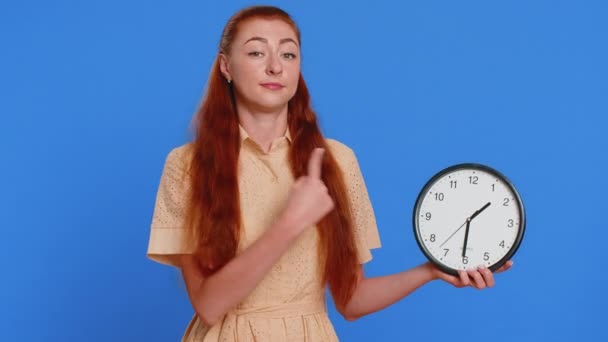 Este Timpul Tău Femeie Adultă Tânără Care Arată Timp Perete — Videoclip de stoc