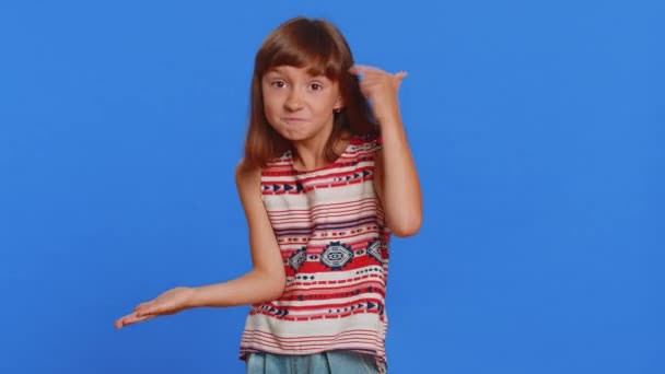 Ребенок Девочка Поднимает Руки Спрашивая Почему Причина Неудачи Неверие Раздражение — стоковое видео
