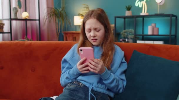 Αναστατωμένο Κορίτσι Παιδί Χρησιμοποιώντας Smartphone Παιχνίδι Παίζει Χάνει Γίνει Έκπληκτος — Αρχείο Βίντεο