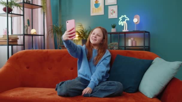 Ευτυχισμένο Μικρό Παιδί Κορίτσι Blogger Επικοινωνώντας Βίντεο Κλήση Απευθείας Σύνδεση — Αρχείο Βίντεο
