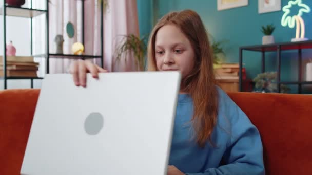 Överraskad Vit Flicka Med Vindpinat Hår Öppning Med Hjälp Laptop — Stockvideo