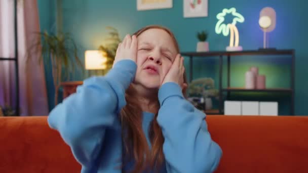 Smutne Samotne Dziecko Dziewczyna Domu Wygląda Zamyślone Myśli Nad Problemami — Wideo stockowe