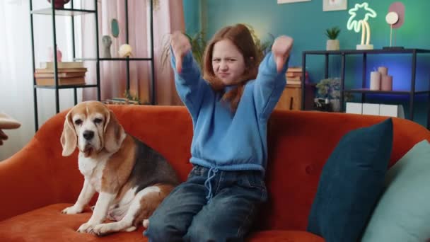 Подобається Дитяча Дівчинка Показує Великі Пальці Вниз Жестом Висловлюючи Невдоволення — стокове відео