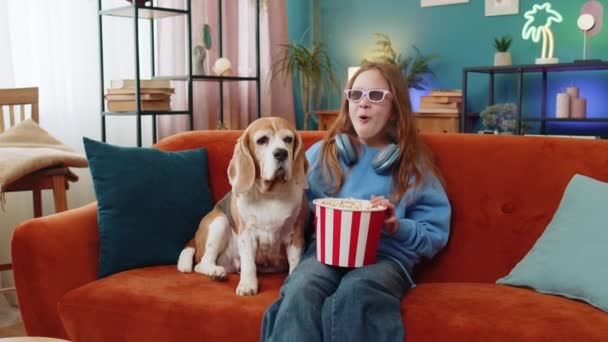 Podekscytowana Młoda Dziewczyna Okularach Jedząc Popcorn Oglądając Ciekawe Seriale Telewizyjne — Wideo stockowe