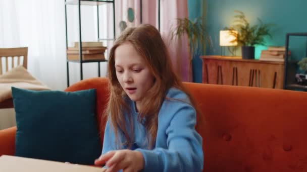 Szczęśliwy Zdumiony Dzieciak Dziewczynka Rozpakowywanie Paczki Dostawy Zaskoczony Zadowolony Nastolatek — Wideo stockowe