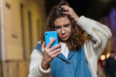 Akıllı telefon daktilosu kullanan genç bir kızın portresi. Ani piyango sonuçları, kötü haber, servet kaybı. Geceleri şehir caddesinde genç bir kadın. Yaşam Tarzları