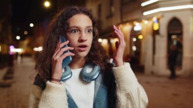 Telefon, iyi haber, dedikodu. Akıllı telefonda hoş sohbetler yapan Kafkasyalı genç kız dışarıda arkadaşlarıyla konuşmaktan zevk alıyor. Gece şehir sokaklarında bir turist. Kasaba yaşam tarzları.