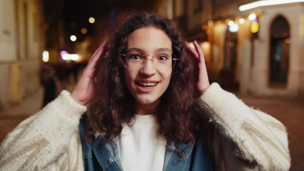 Můj Bože Wow Šťastný Teenager Dívka Hledá Překvapen Kameru Velkýma — Stock video