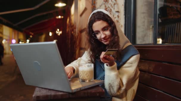 Menina Usando Laptop Cartão Crédito Bancário Durante Transferência Dinheiro Beber — Vídeo de Stock