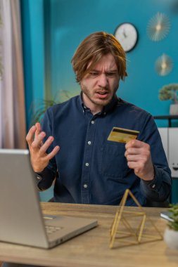 Kızgın kızgın serbest çalışan akıllı telefon engelli kredi kartıyla online alışveriş yapmaya çalışıyor. Sinirli işadamı alımı, bankanın reddetmesi ödeme dengesizliği. Dikey