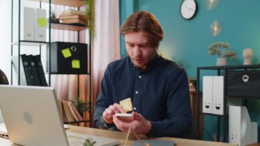 Kafkas asıllı kızgın serbest çalışan akıllı telefon engelli kredi kartıyla online alışveriş yapmaya çalışıyor. Sinirli işadamı alımı, banka reddetmesi ödeme eksikliği para dengesi.