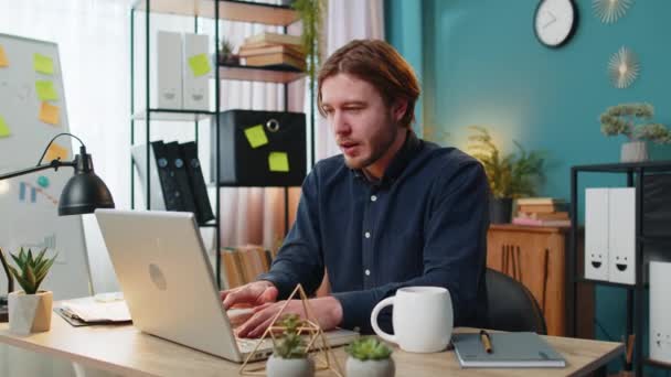 Fiatal Kaukázusi Üzletember Dolgozik Laptop Netbook Sokkolta Hirtelen Győzelem Győzelem — Stock videók
