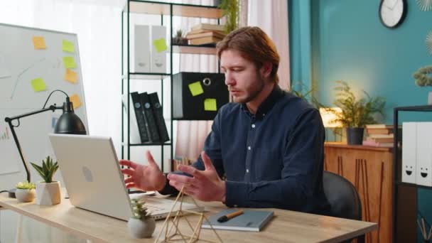 Unzufriedene Traurige Geschäftsmann Mit Laptop Notebook Tippen Browsing Arbeit Verliert — Stockvideo