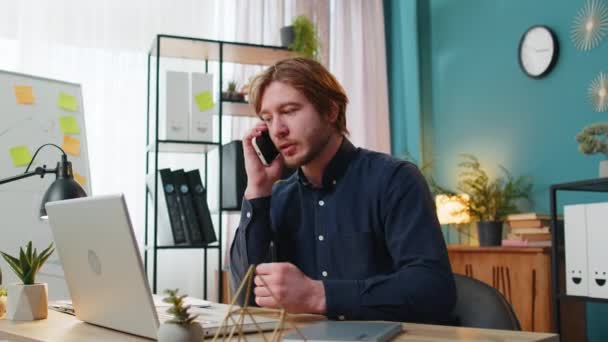 Jovem Empresário Freelancer Respondendo Cliente Chamada Telefônica Móvel Usando Smartphone — Vídeo de Stock