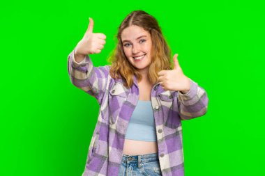 Gibi. Genç bir kadın bir şeyi onaylıyor ya da olumlu cevap veriyor. Reklamlar iyi fikir geri bildirimlerini seviyor. Başarı zaferini kutluyor. Krom anahtar arka planında izole edilmiş kız